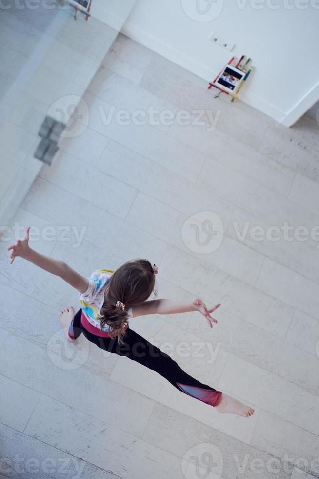 menina educação online aula de balé em casa vista superior foto