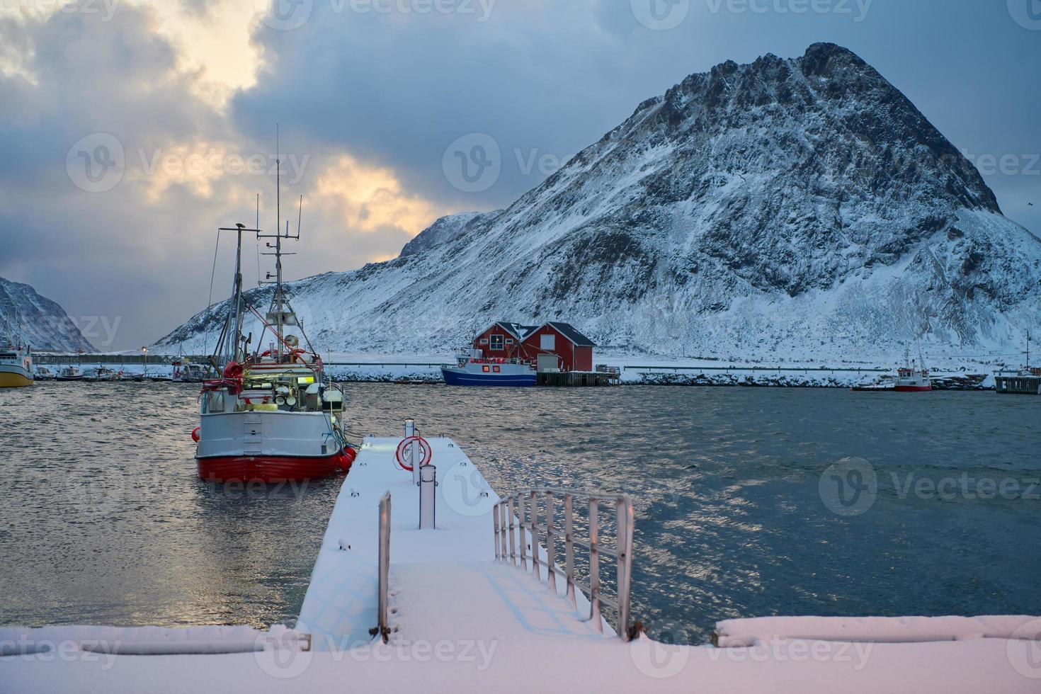 cabanas e barcos tradicionais de pescadores noruegueses foto