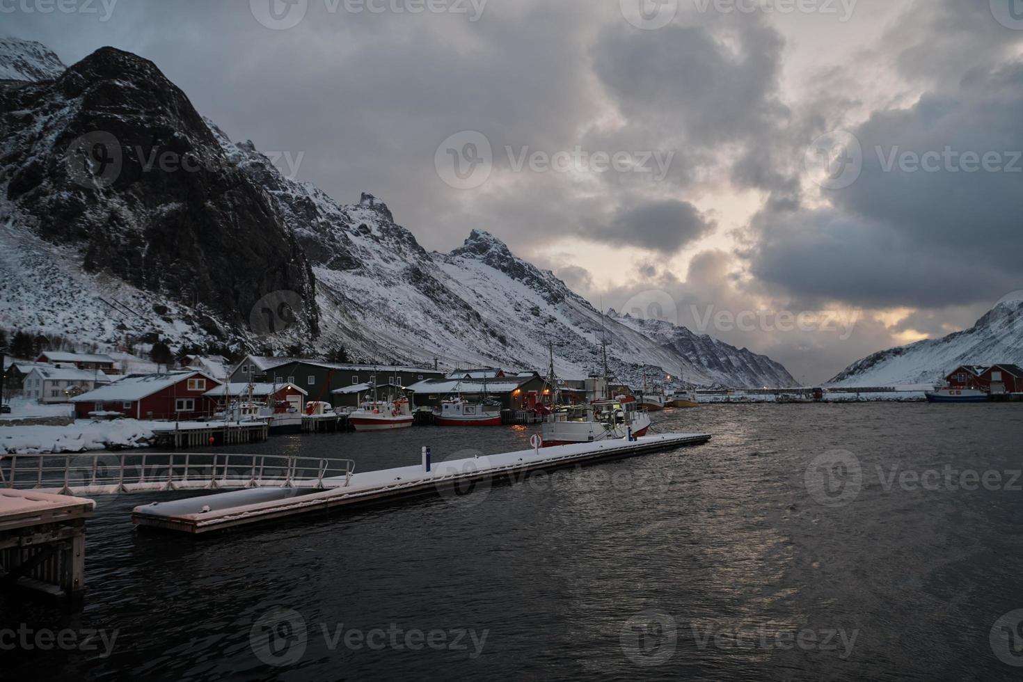 cabanas e barcos tradicionais de pescadores noruegueses foto