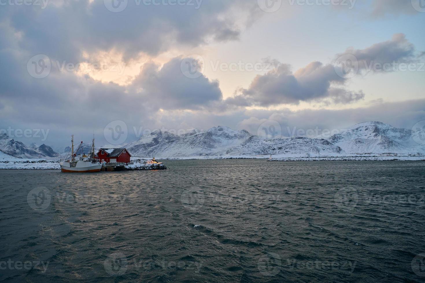 cabanas e barcos tradicionais de pescadores noruegueses foto