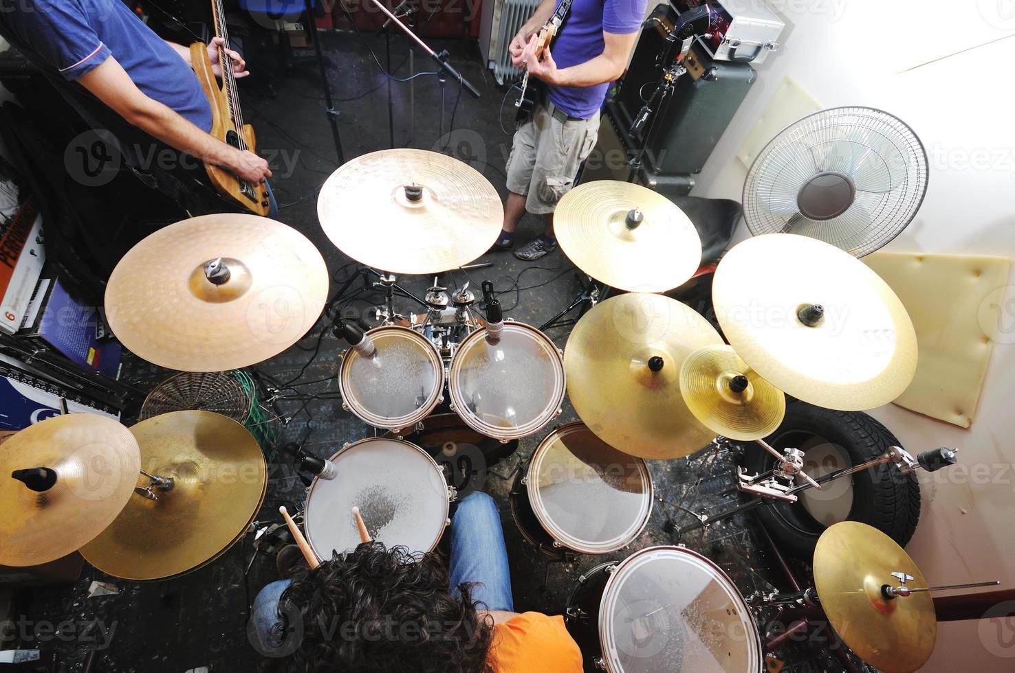 banda de música tem treinamento na garagem foto