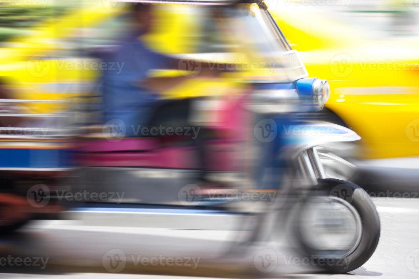 fundo desfocado de movimento de táxi de tuk tuk foto