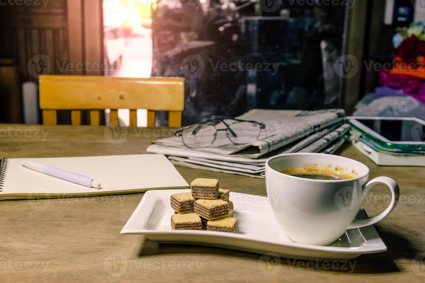 xícara de café com biscoitos wafer foto