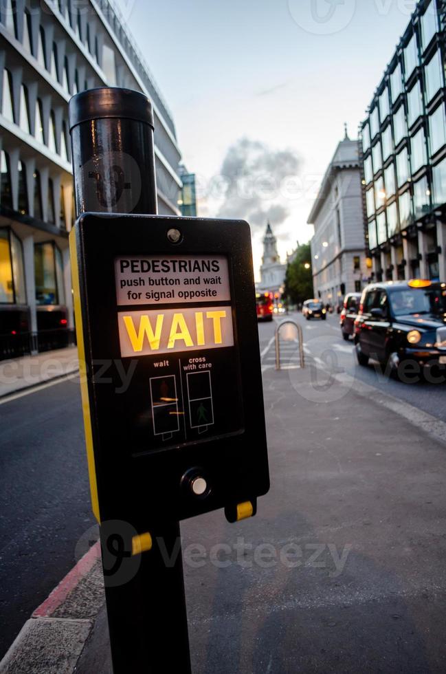 ruas do centro de Londres com luz de travessia de pedestres foto