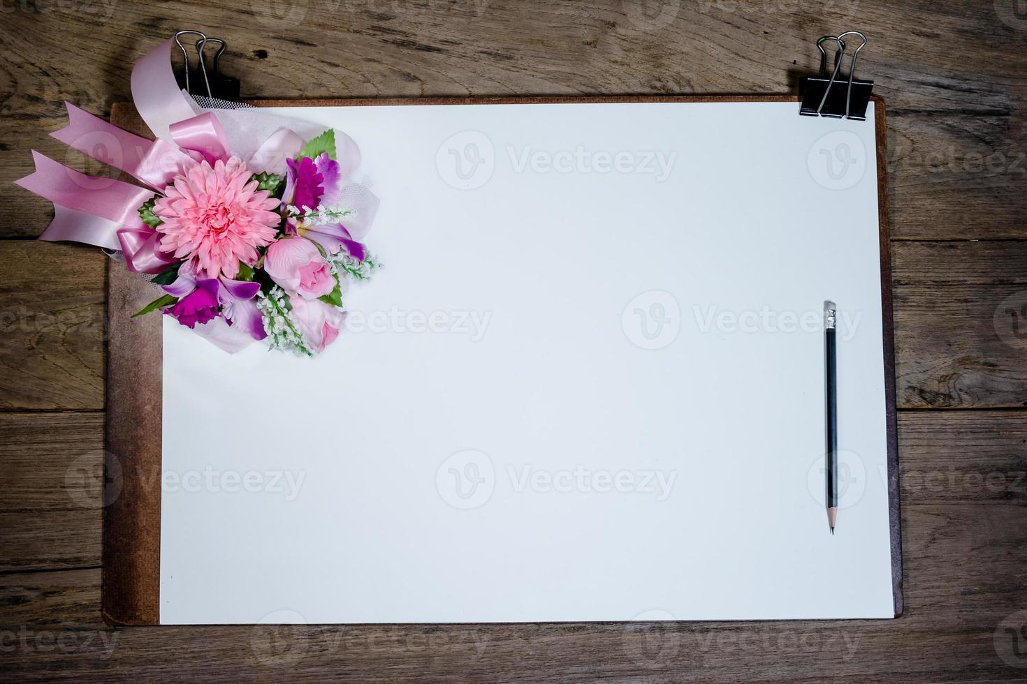 prancheta com papel na mesa foto