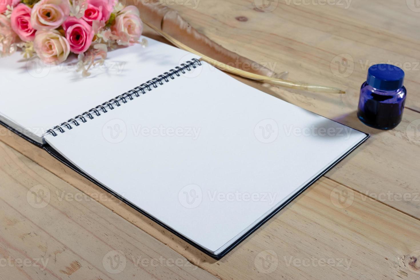 caderno aberto com caneta de pena, efeito de filtro. foto