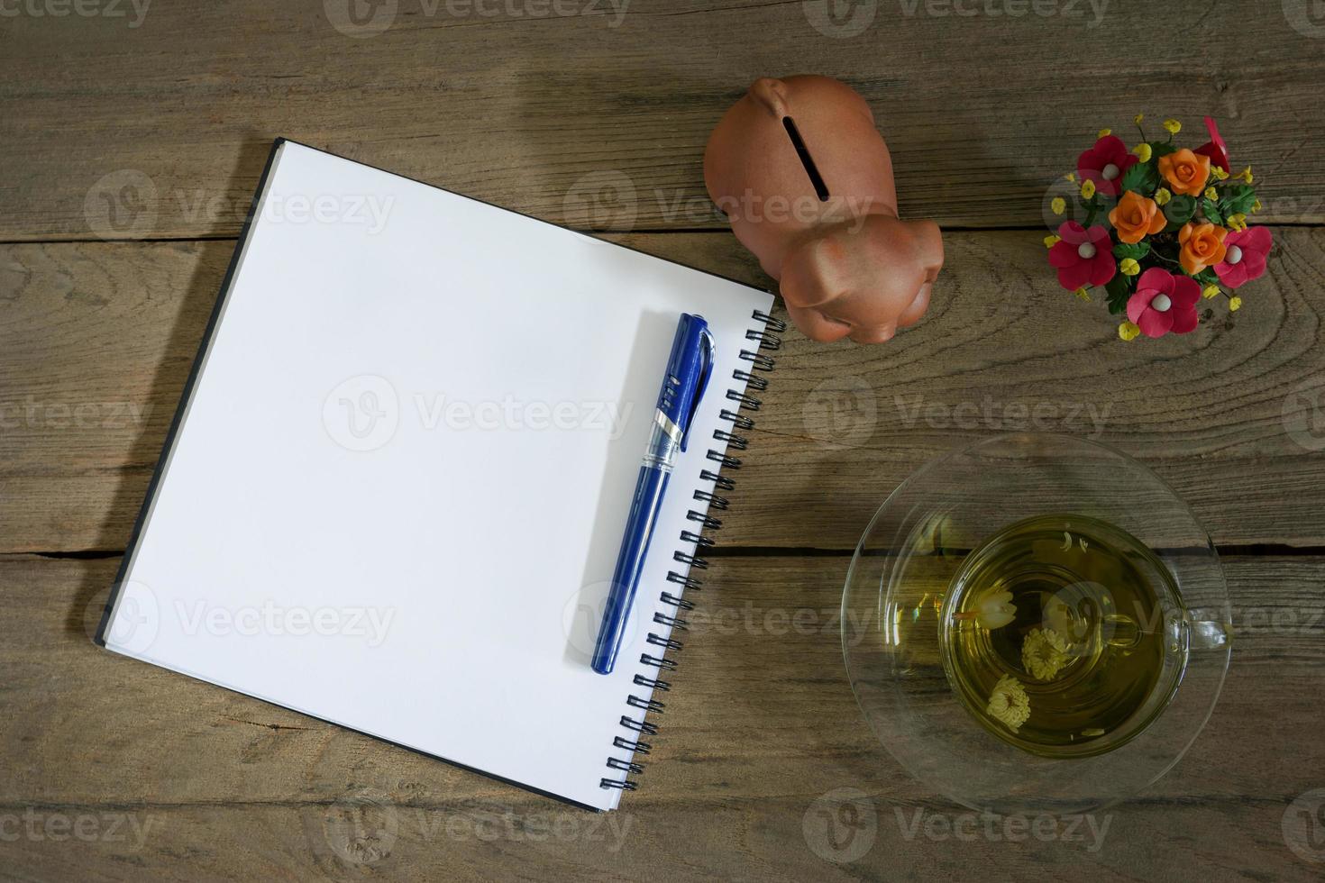 caderno com caneta e chá de crisântemo foto