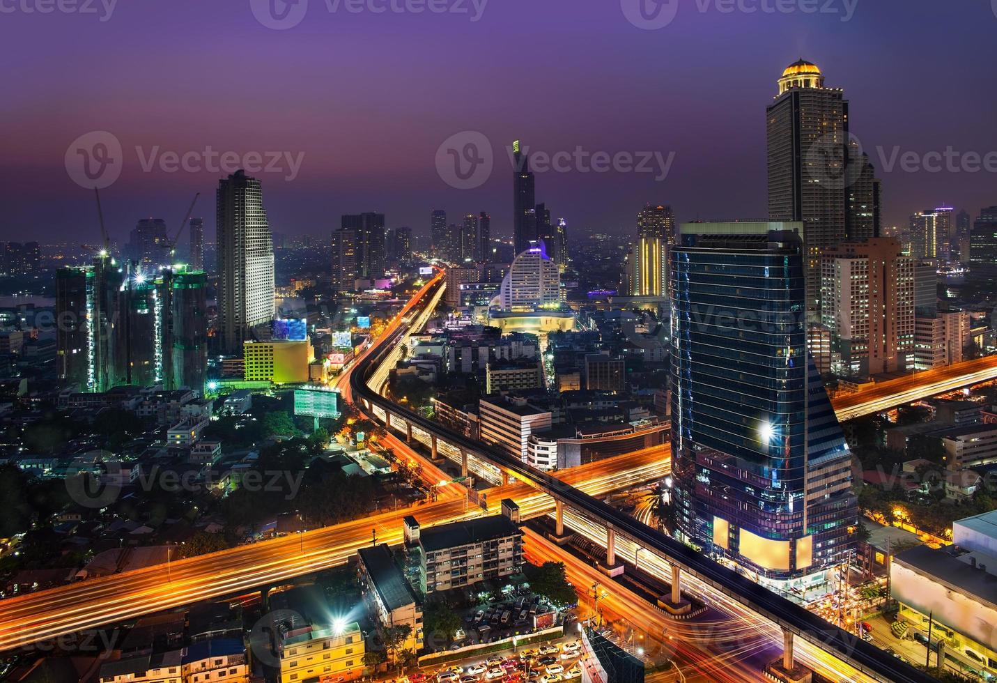 noite urbana cidade skyline, bangkok, tailândia. foto