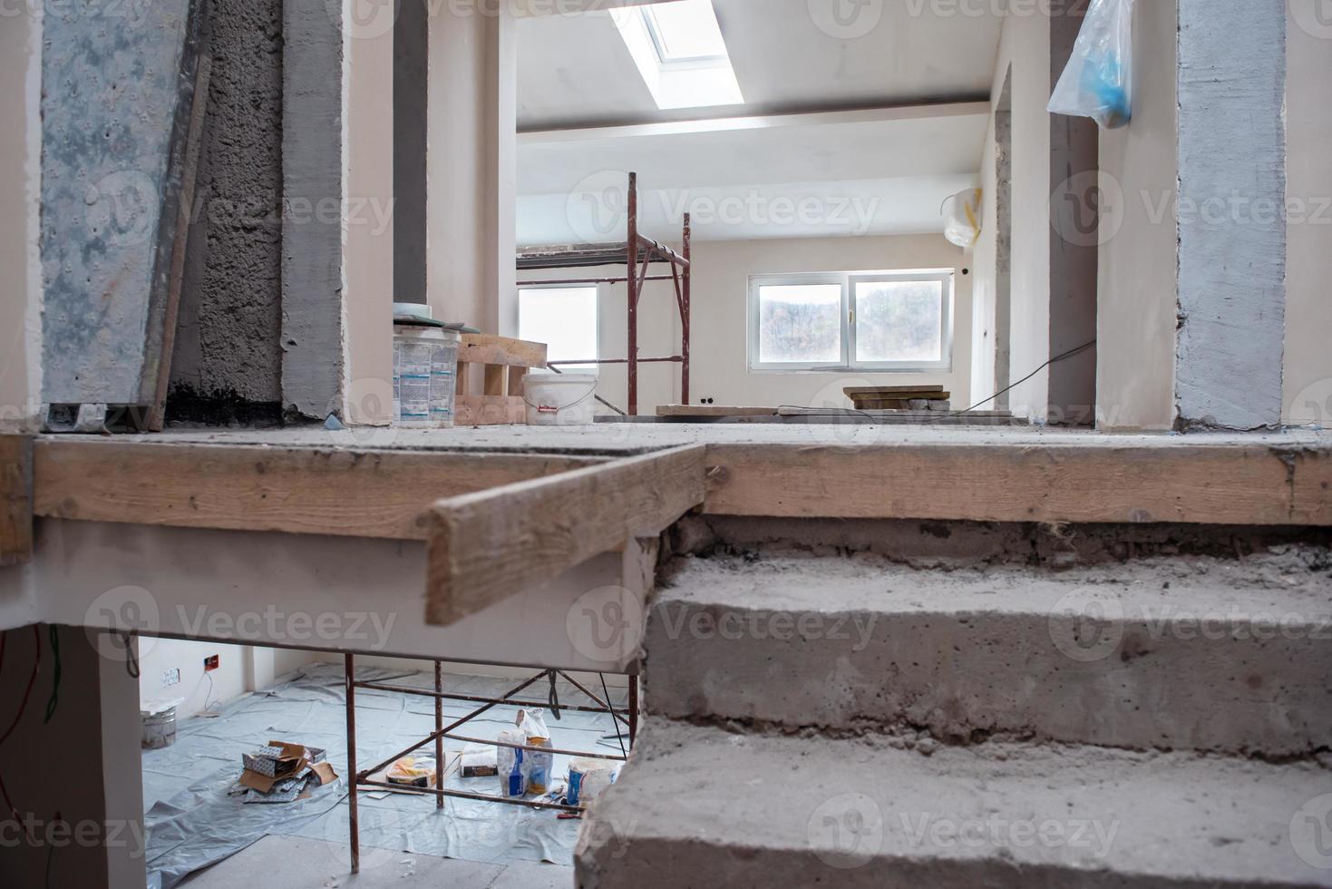 interior do canteiro de obras com andaimes foto