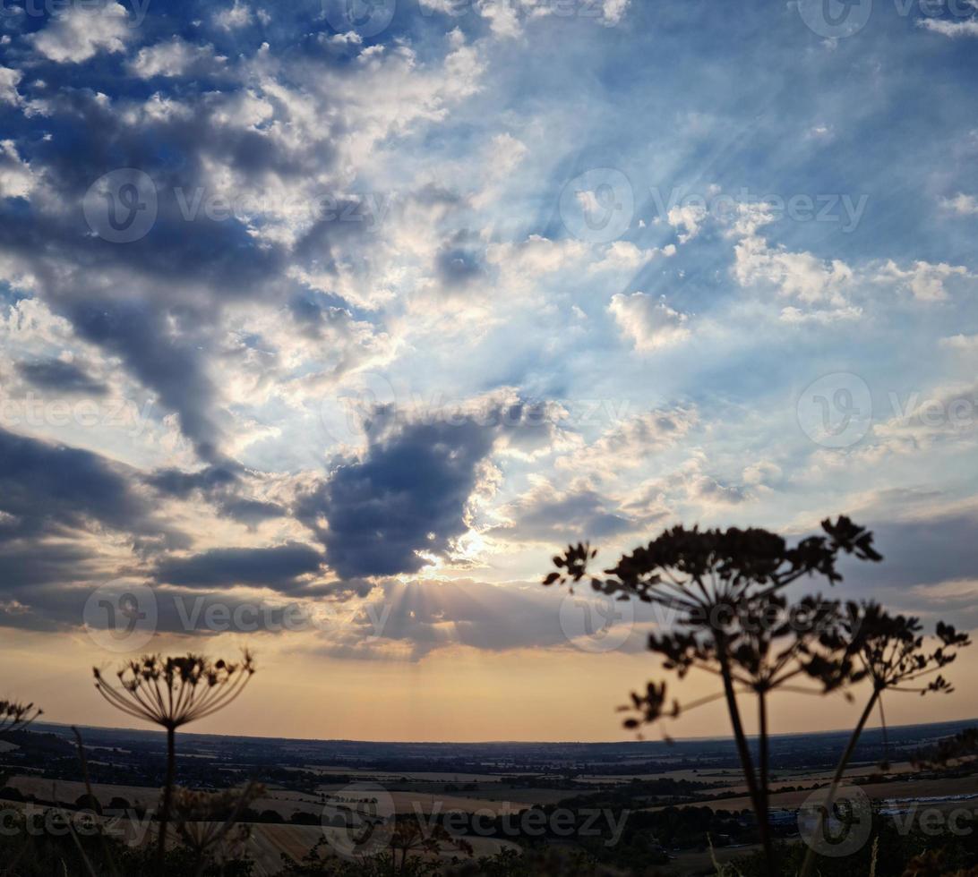 nuvens dramáticas e céu em dunstable downs da inglaterra reino unido foto