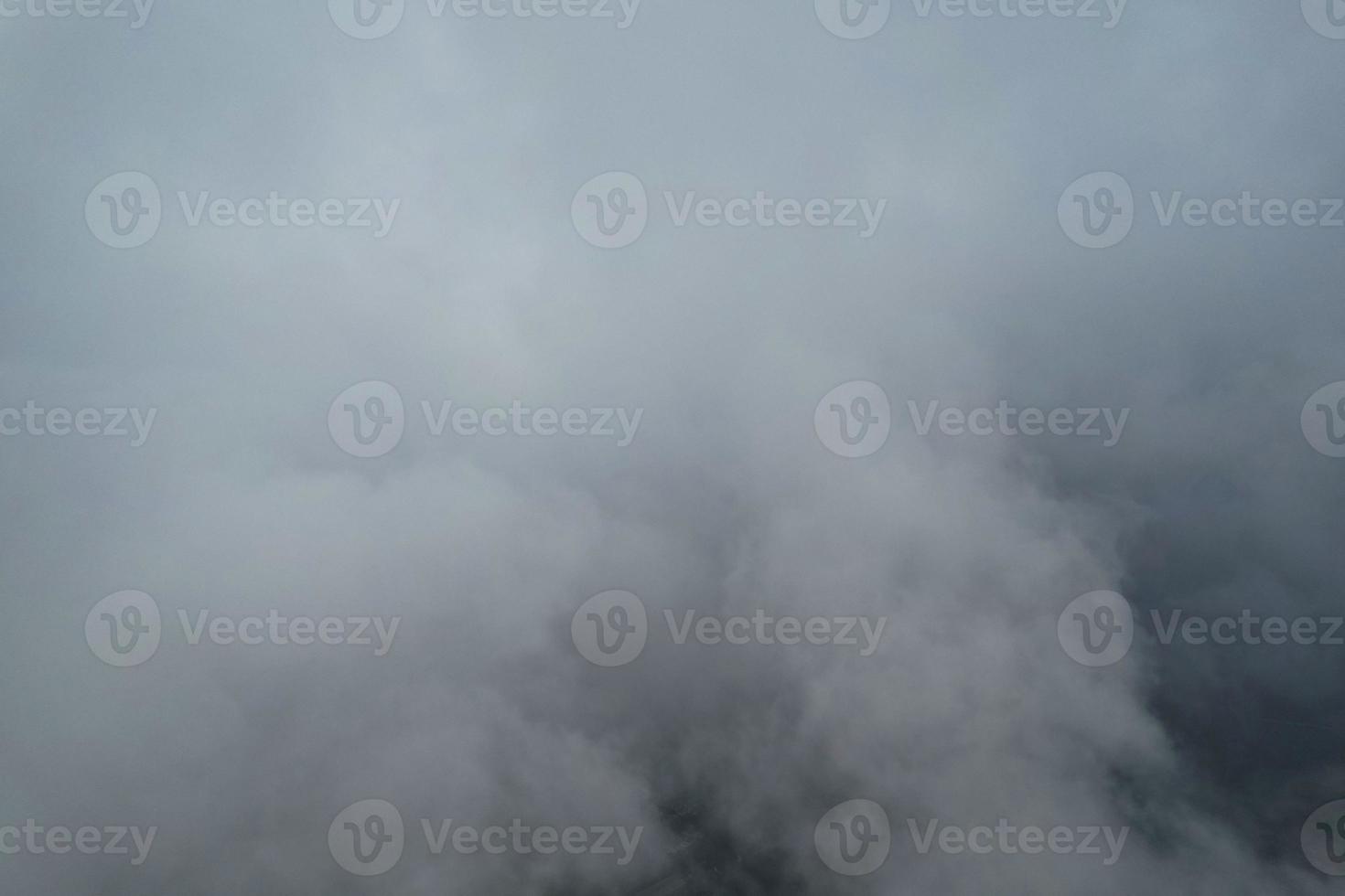 através das nuvens de chuva sobre a cidade britânica foto