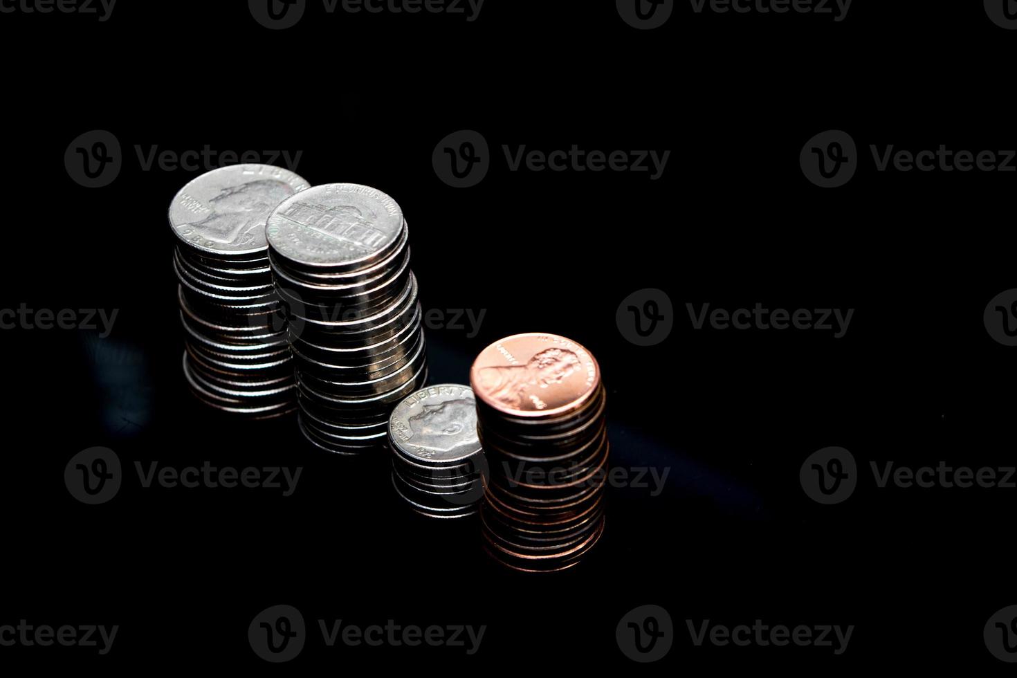 pilha de moedas na superfície preta foto