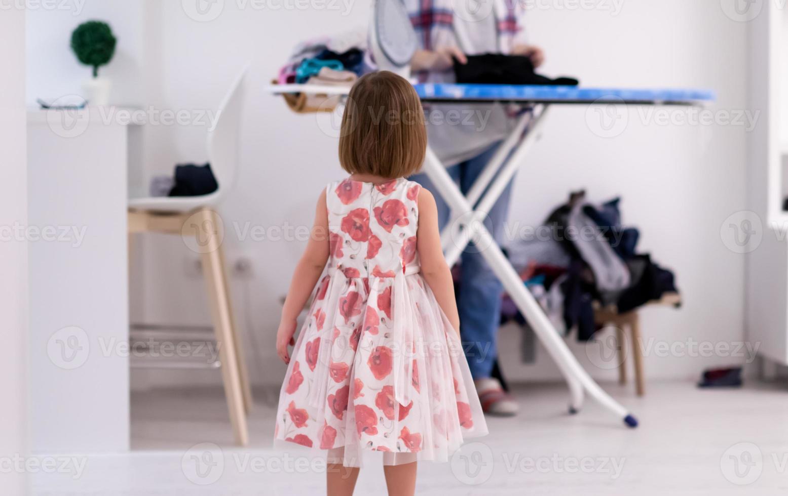 mãe e filha passando tempo juntos em casa foto