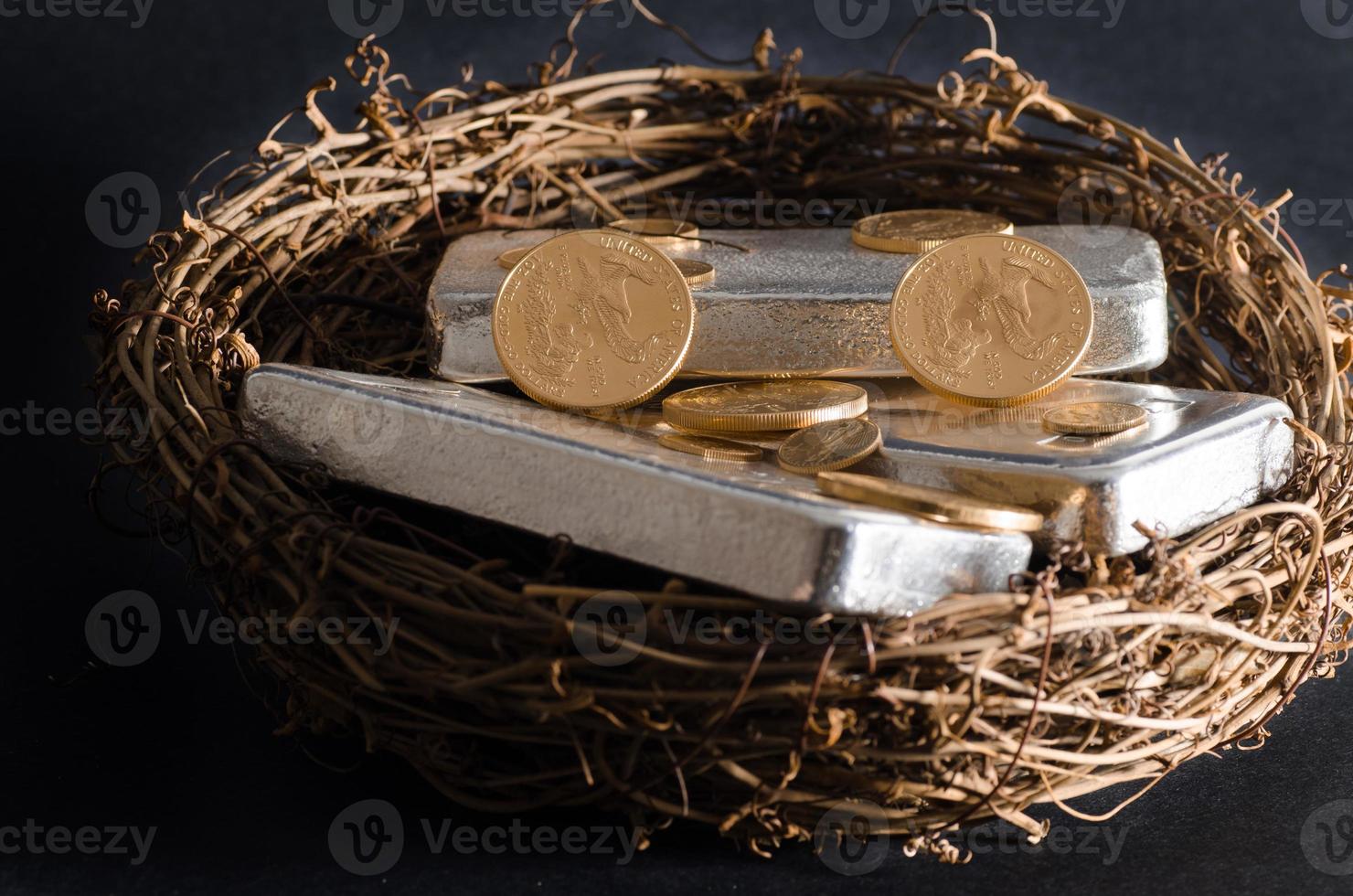 moedas de ouro e barra de prata ninho de ovos foto