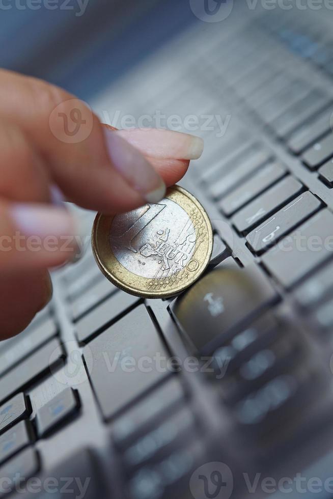 conceito de negócio, a moeda no teclado. foto