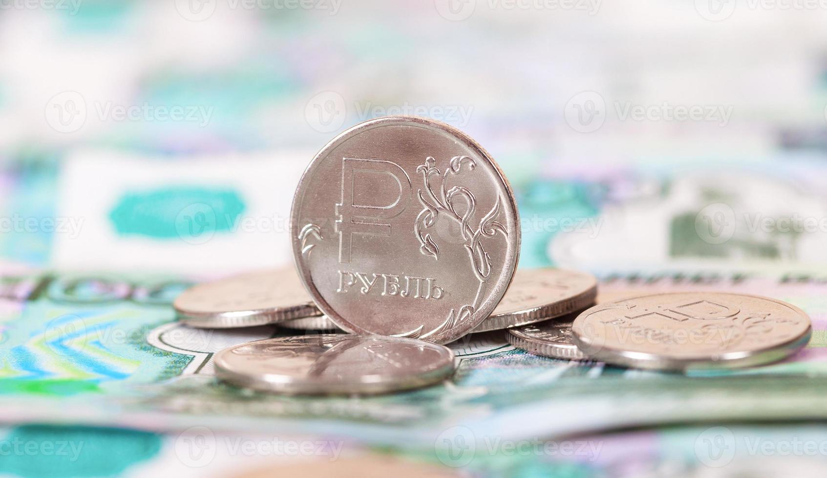 notas e moedas de rublos russos close-up foto