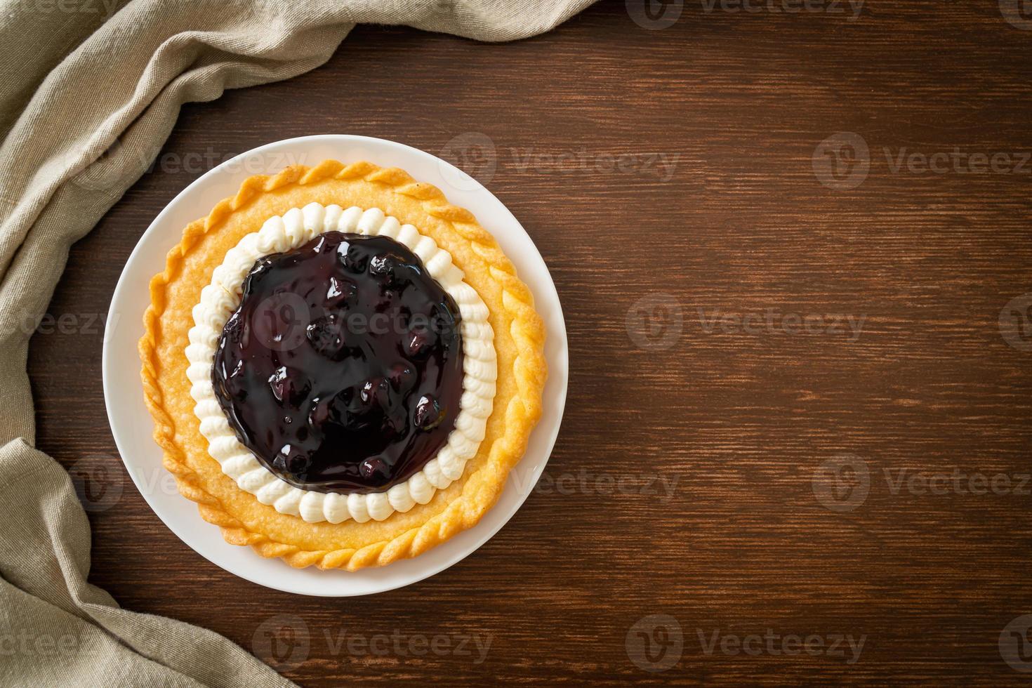 torta de queijo de mirtilo em prato branco foto