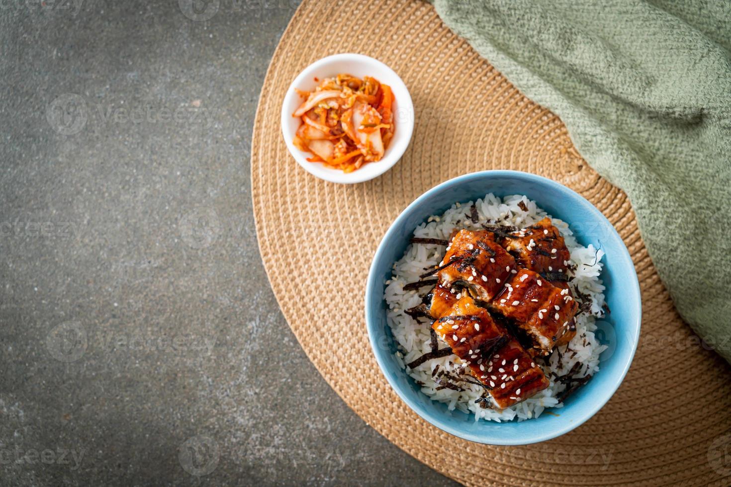 tigela de arroz de enguia ou tigela de arroz unagi foto