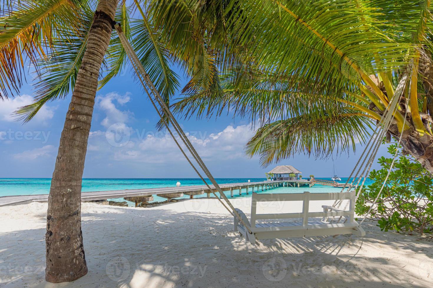 panorama de praia tropical como paisagem de verão com balanço de praia ou rede e areia branca e mar calmo para banner de praia. férias de cena de praia perfeita e conceito de férias de verão. aumentar o processo de cor foto