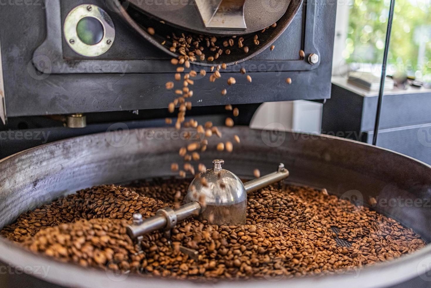máquina de torra de café no processo de torrefação de café. misturando grãos de café. foto