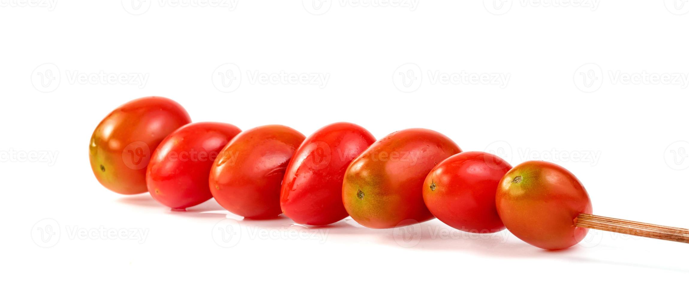 tomate cereja com espeto de madeira isolado no fundo branco foto