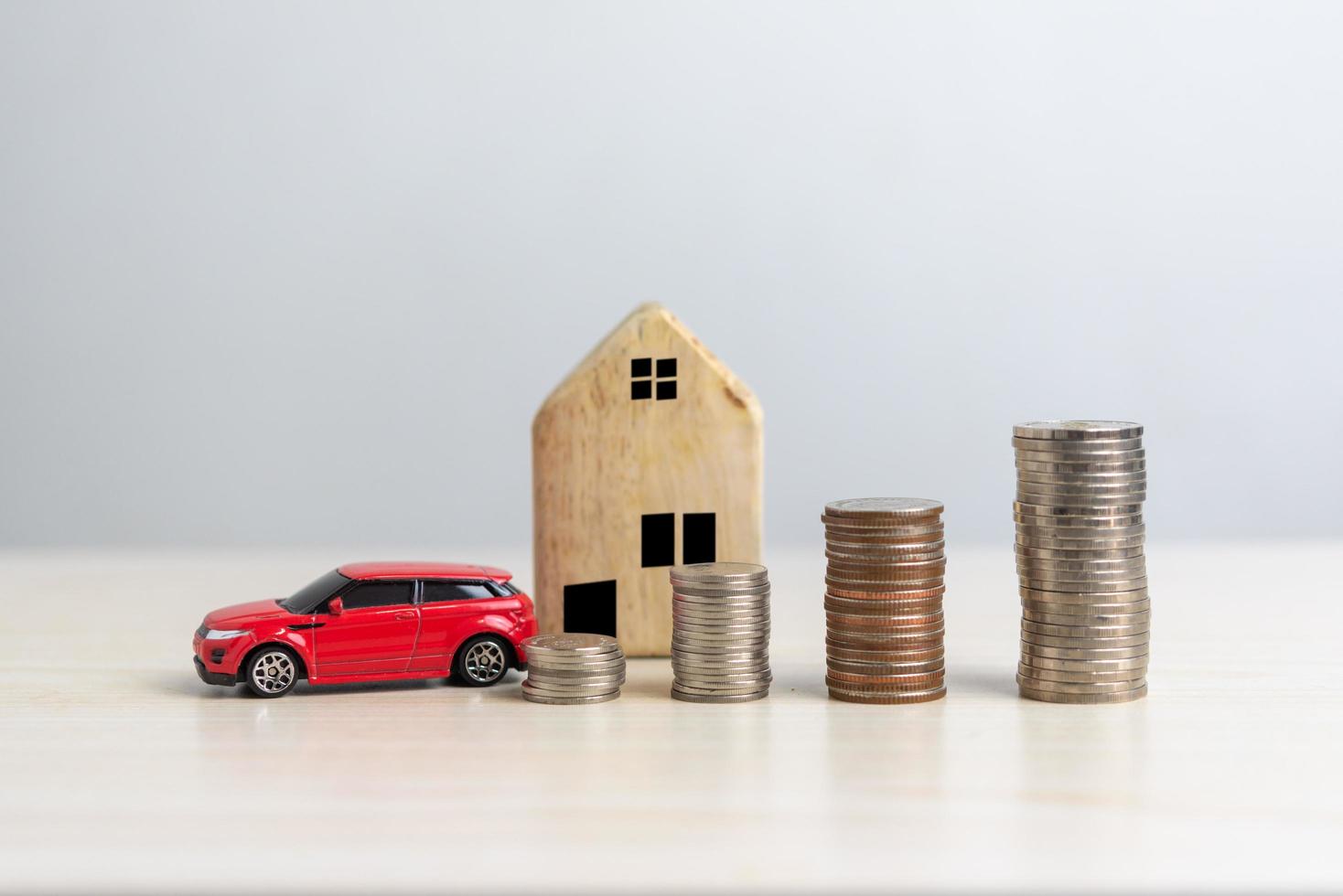 plano financia investimentos e economias para comprar imóveis de casa e moedas de cars.money e carro e casa na mesa de contabilidade de negócios e conceito de impostos e seguros. foto