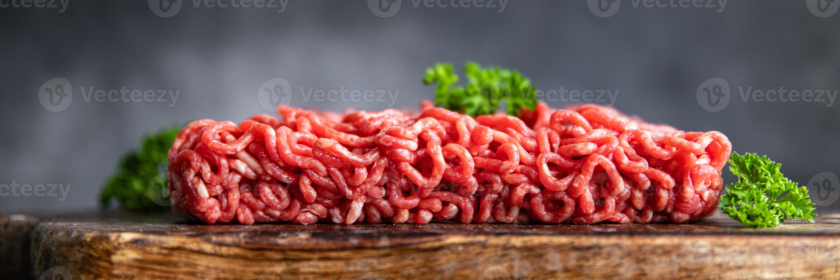 carne de porco de carne picada crua, carne de bovino, cozinha de cordeiro, refeição fresca, lanche de comida na mesa, espaço de cópia de fundo de comida foto