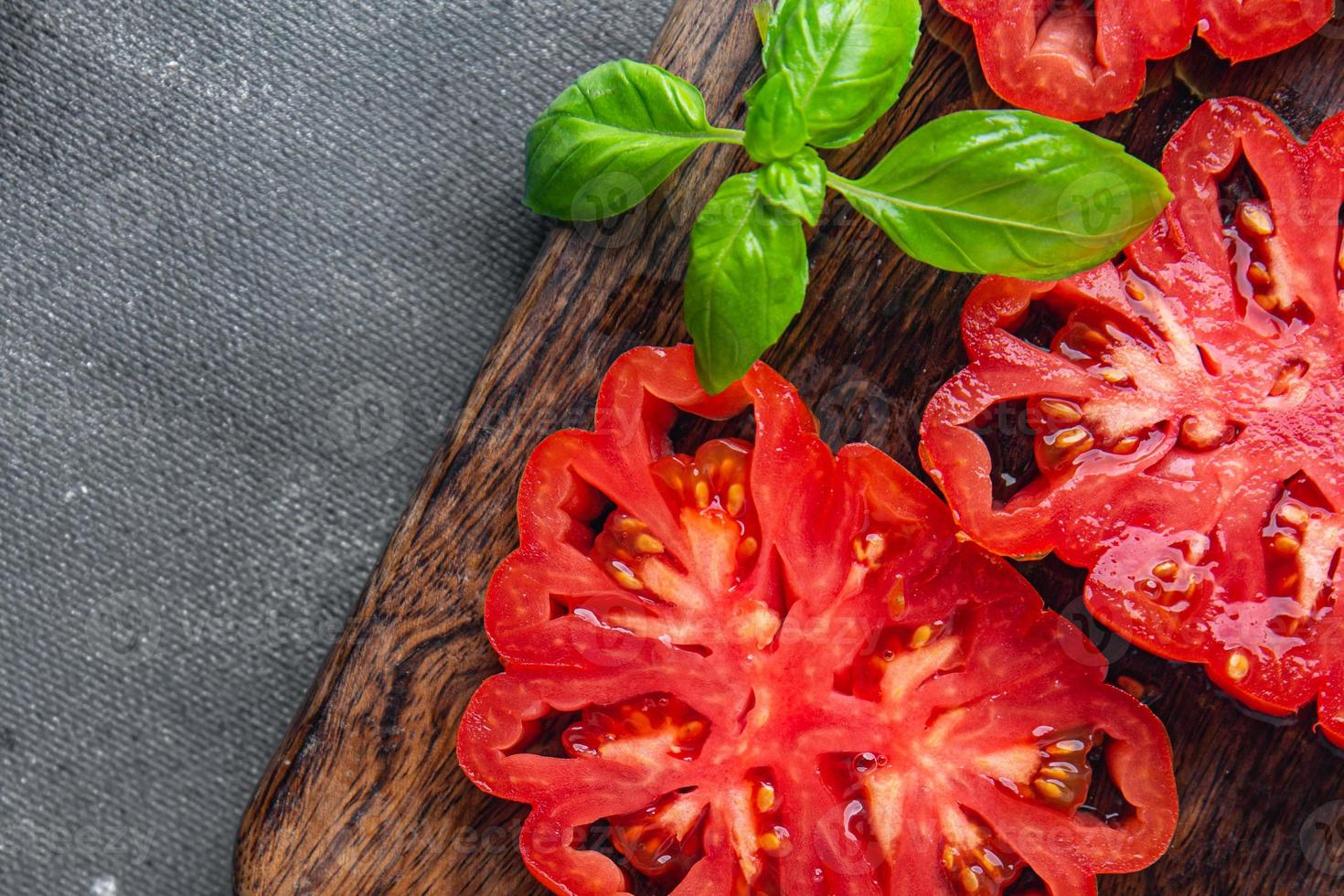 tomate vegetal corte maduro suculento fruta fresco prato saudável refeição comida lanche dieta na mesa cópia espaço comida fundo vista superior rústica dieta ceto ou paleo vegetariana comida vegana ou vegetariana foto