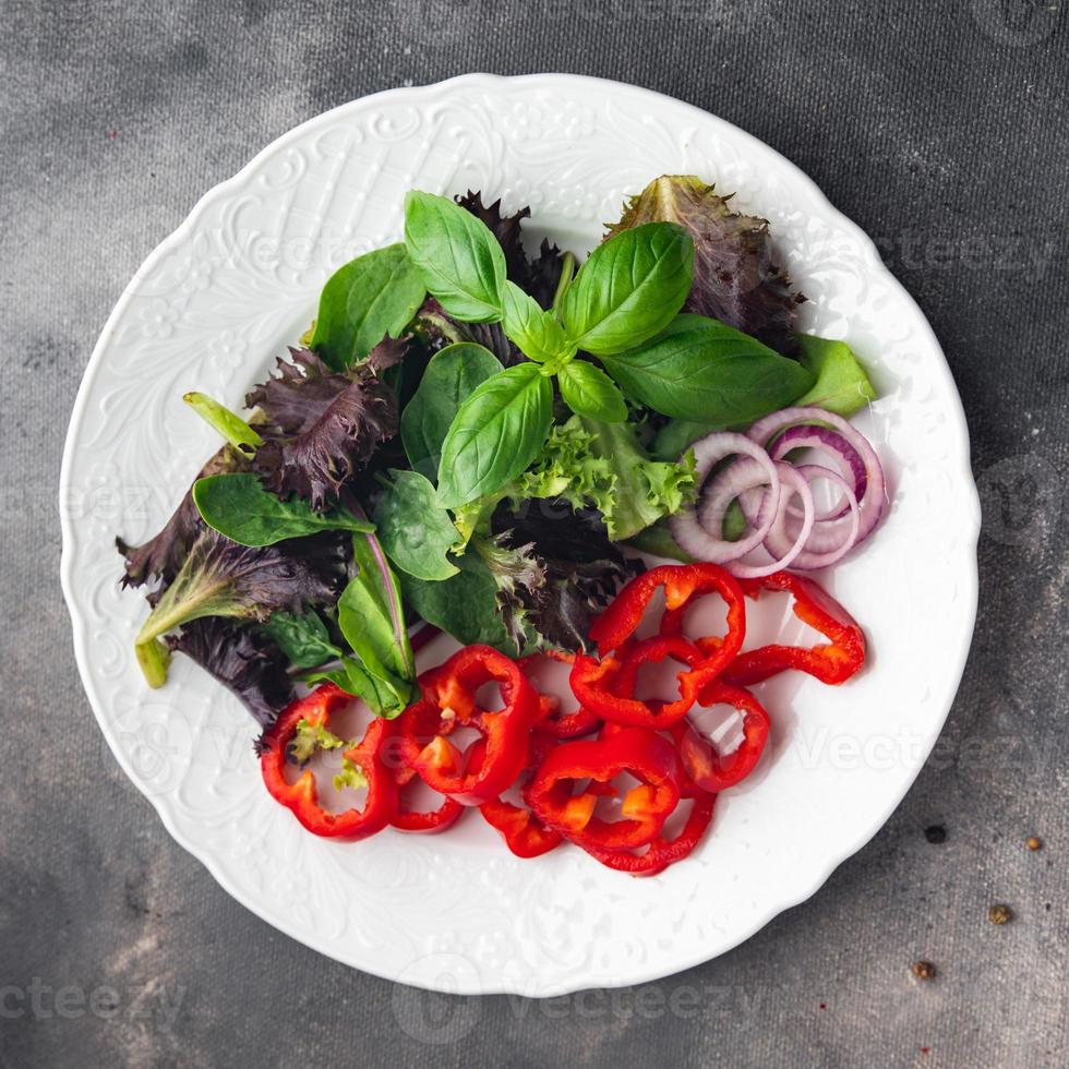 pimenta salada páprica doce vegetal folhas verdes fresco prato saudável refeição comida lanche dieta na mesa cópia espaço comida fundo rústico vista superior dieta ceto ou paleo vegetariana comida vegana ou vegetariana foto