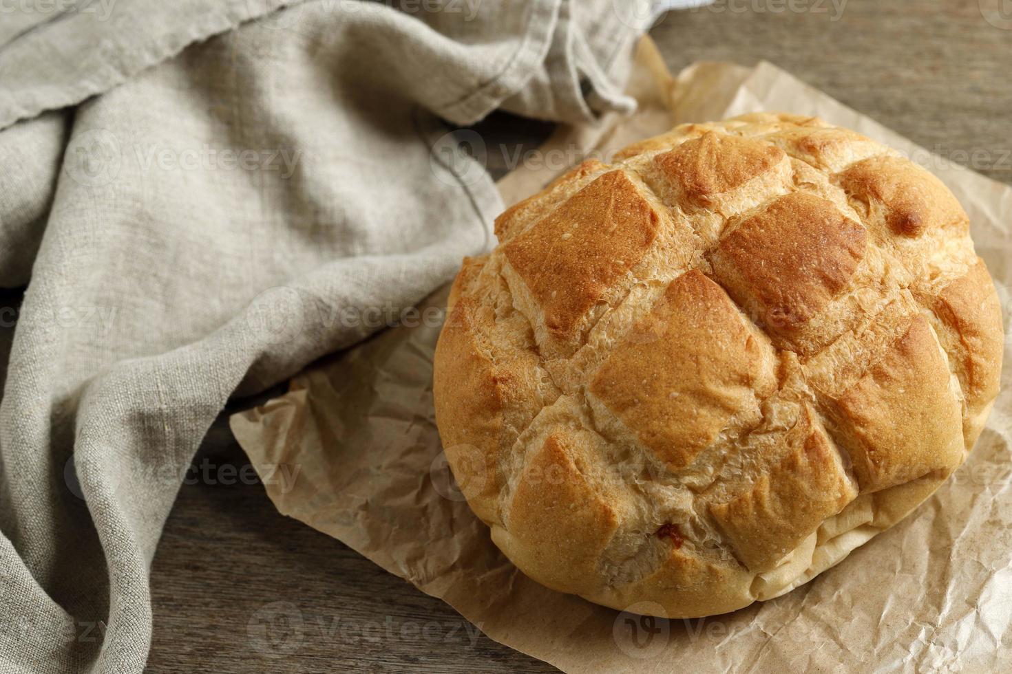 boule tradicional de fermento em papel pardo foto