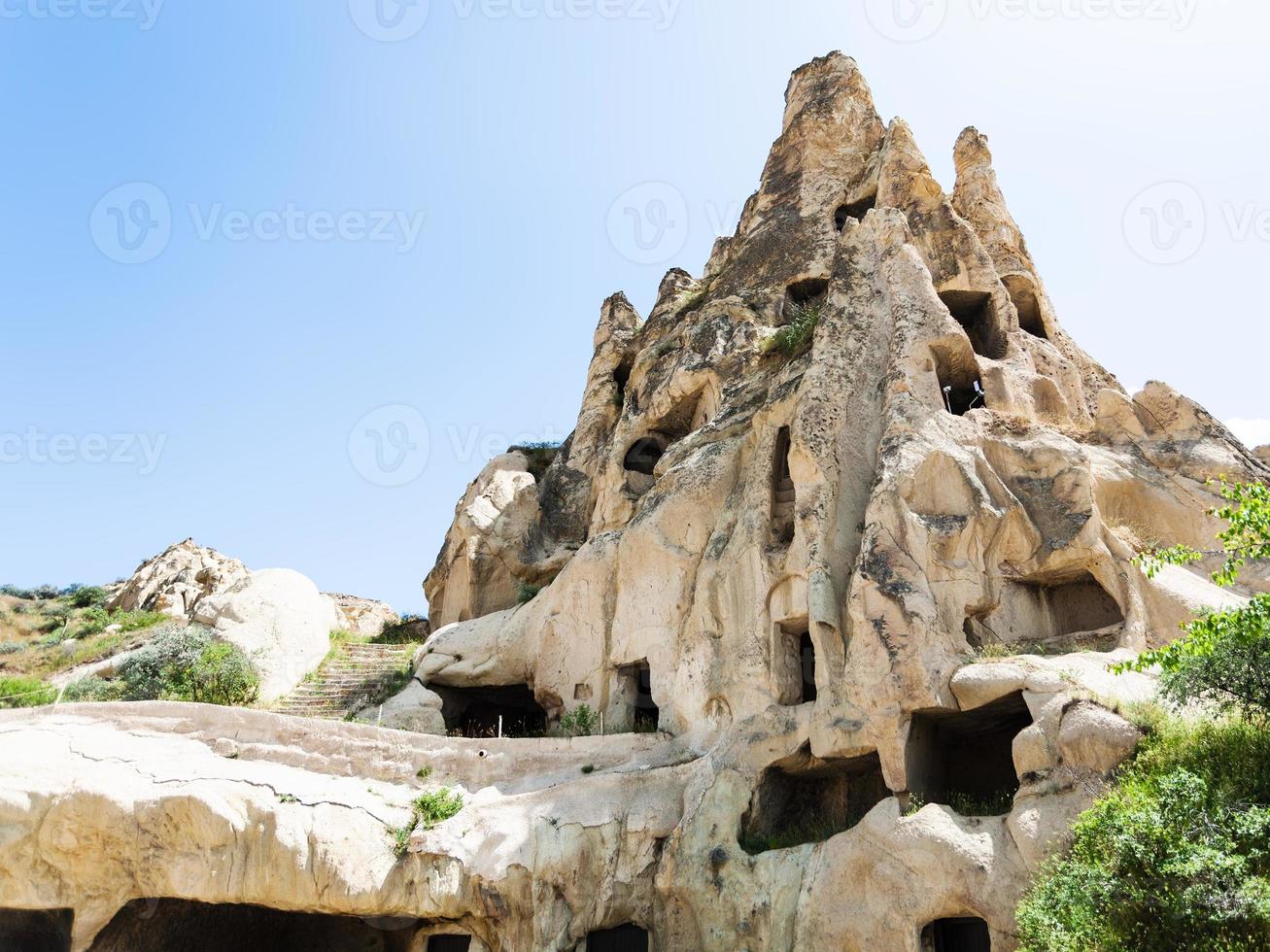 capela da caverna antiga na rocha perto da cidade de goreme foto