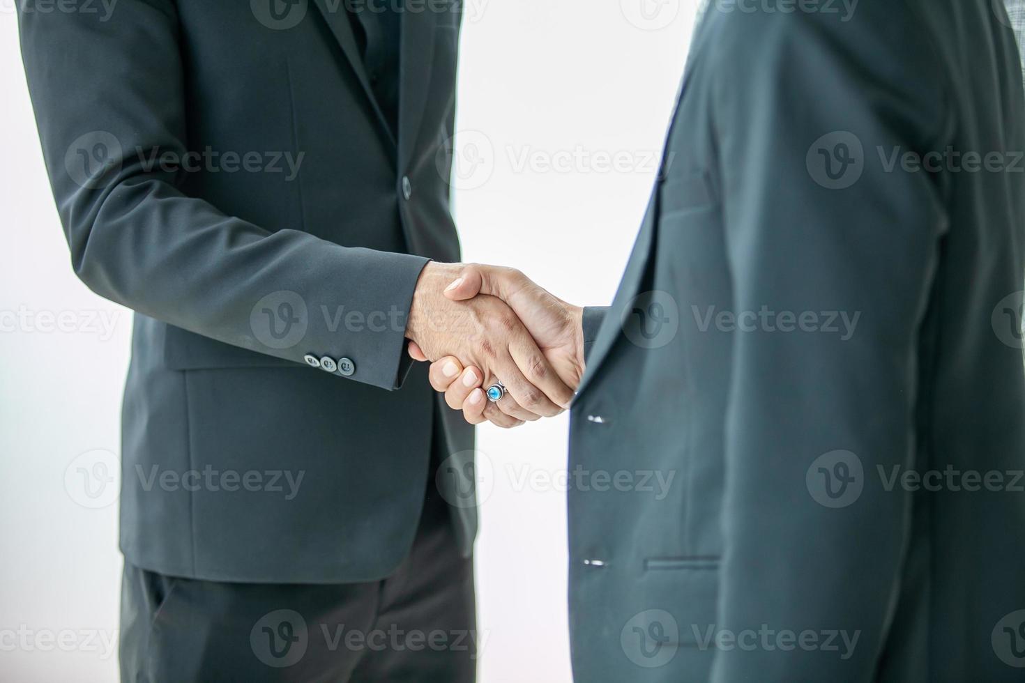 trabalho em equipe acordo cooperação parceria empresários apertando as mãos, apertando as mãos de dois empresários no escritório. foto