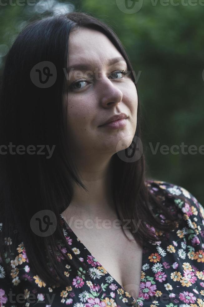 feche o retrato de uma jovem e bela mulher caucasiana. foto