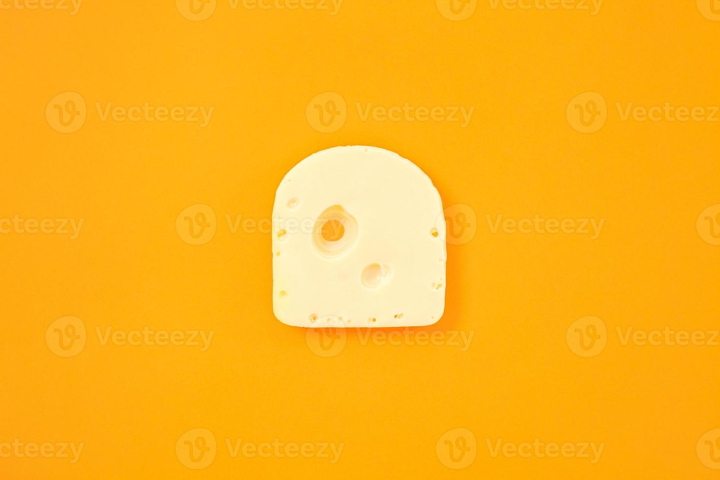 pedaço de queijo em fundo de cor laranja foto