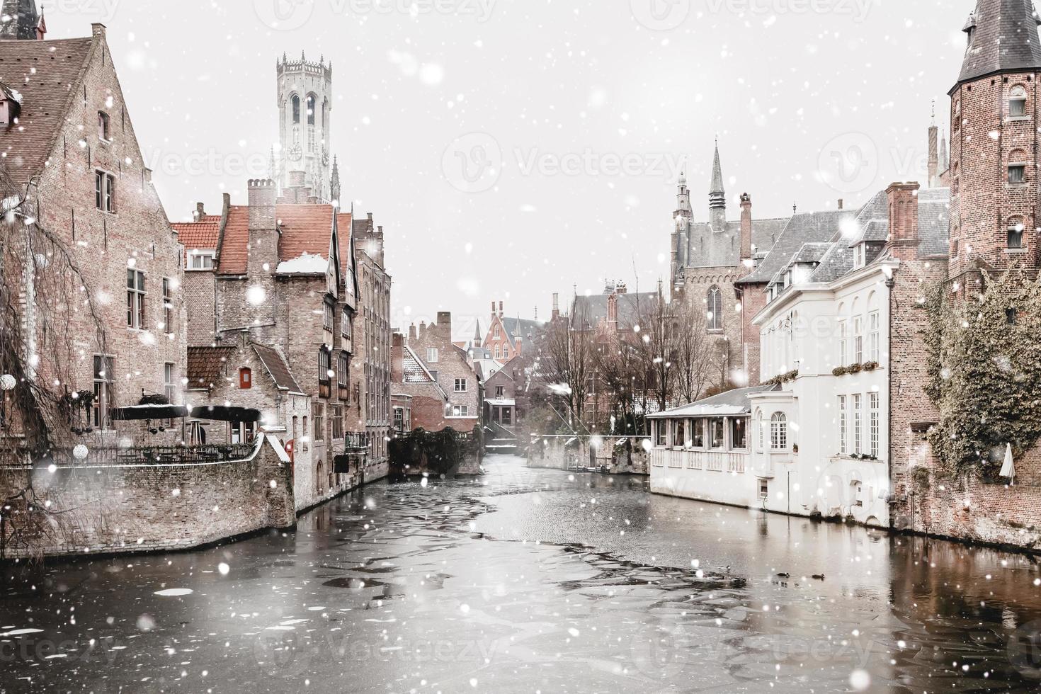 cenário do canal de inverno em bruges, bélgica foto