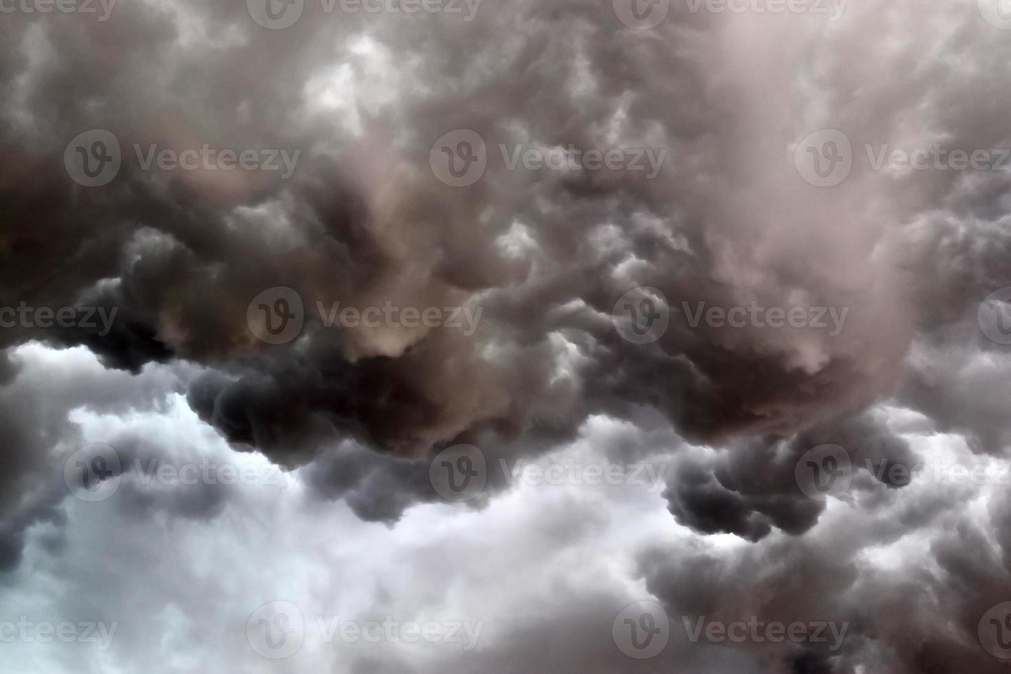 impressionantes formações de nuvens escuras antes de uma tempestade foto