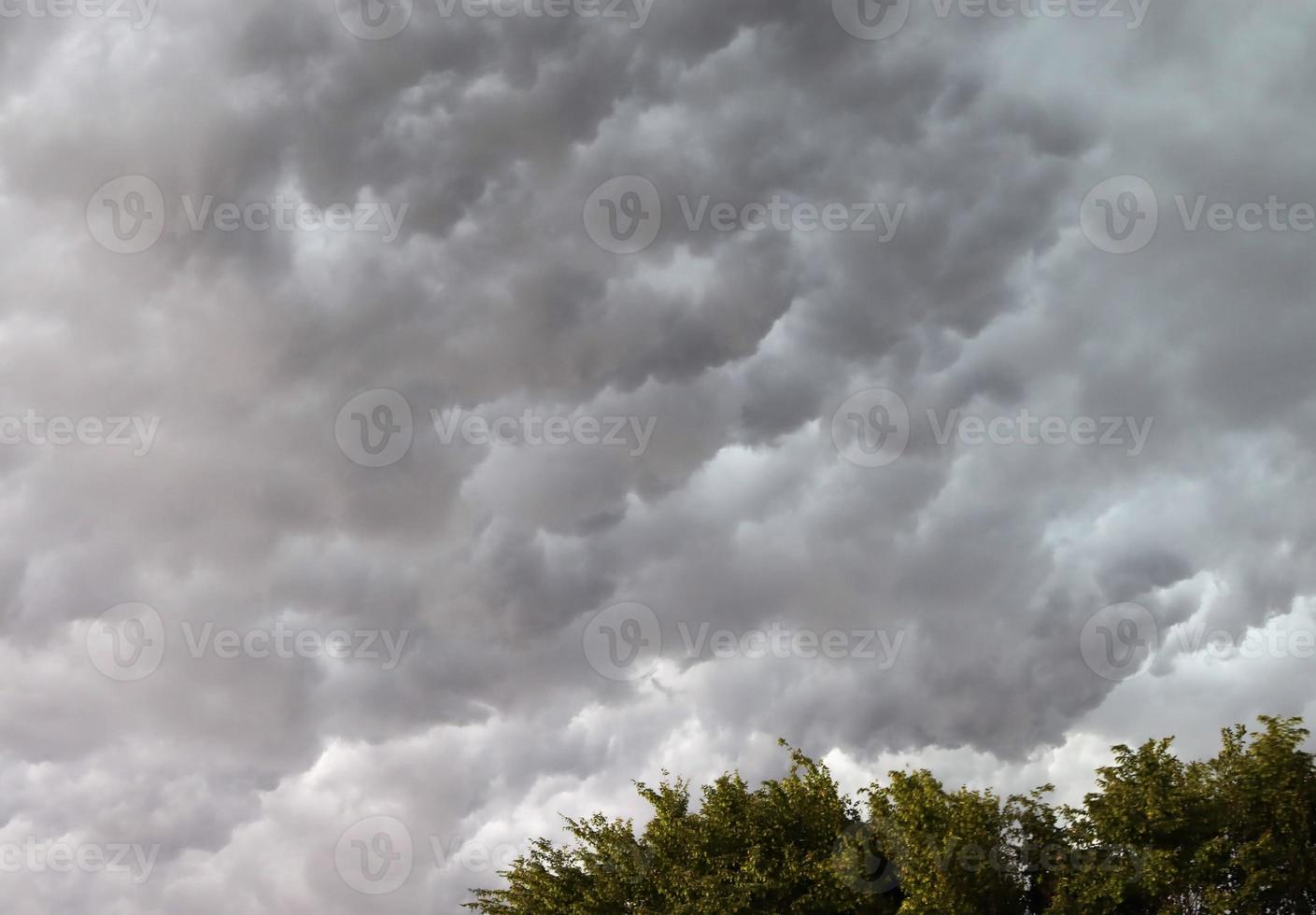 impressionantes formações de nuvens escuras antes de uma tempestade foto