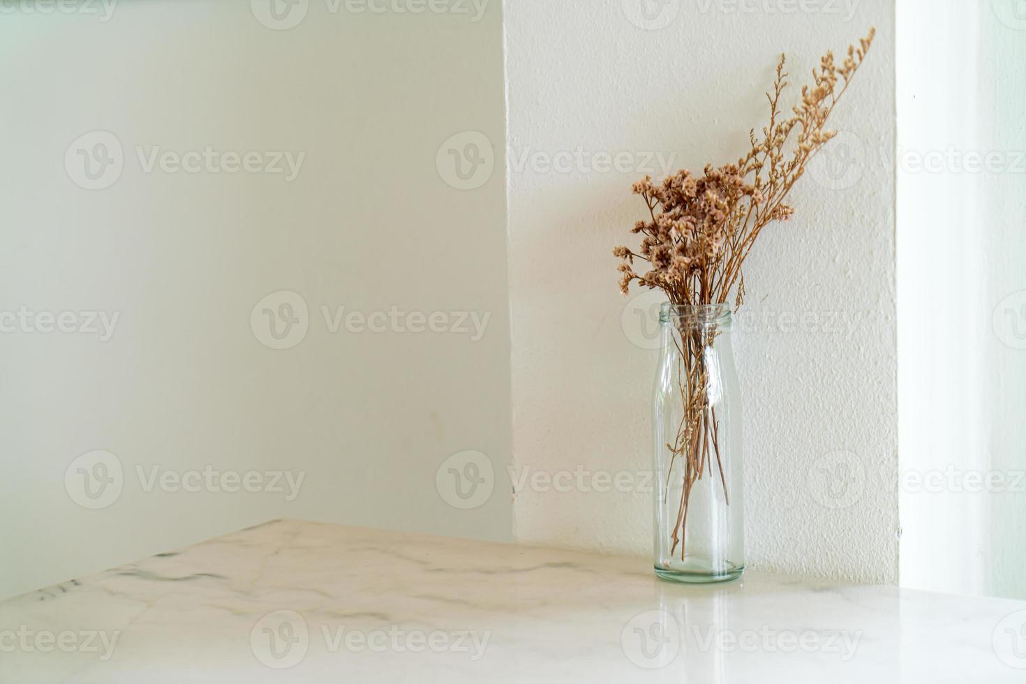 decoração de flores secas em vaso de vidro foto