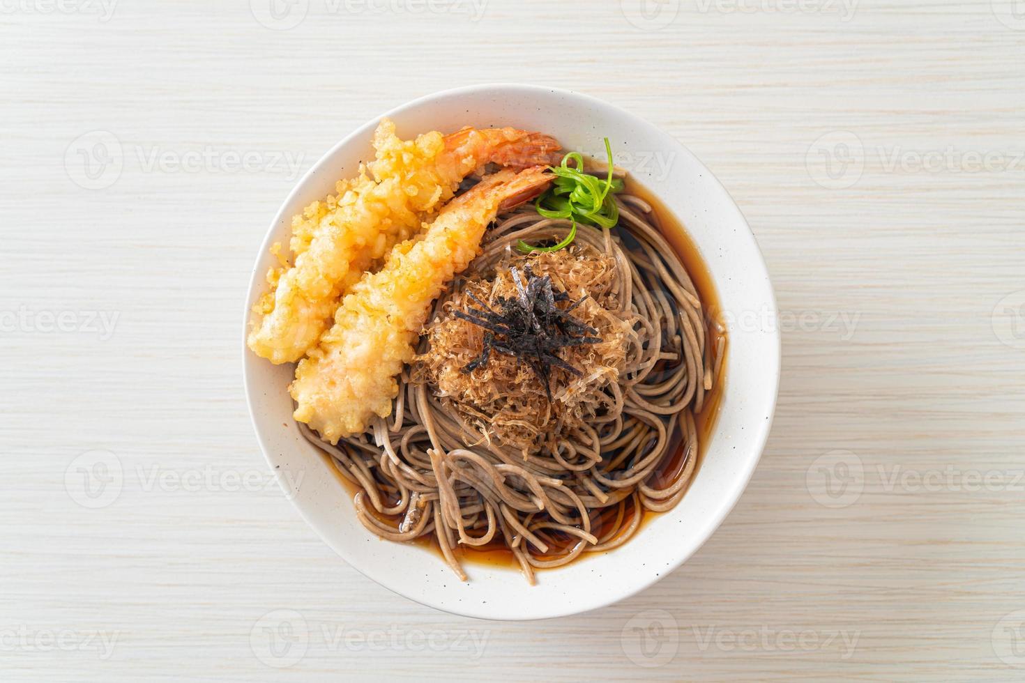 macarrão ramen japonês com tempura de camarão foto