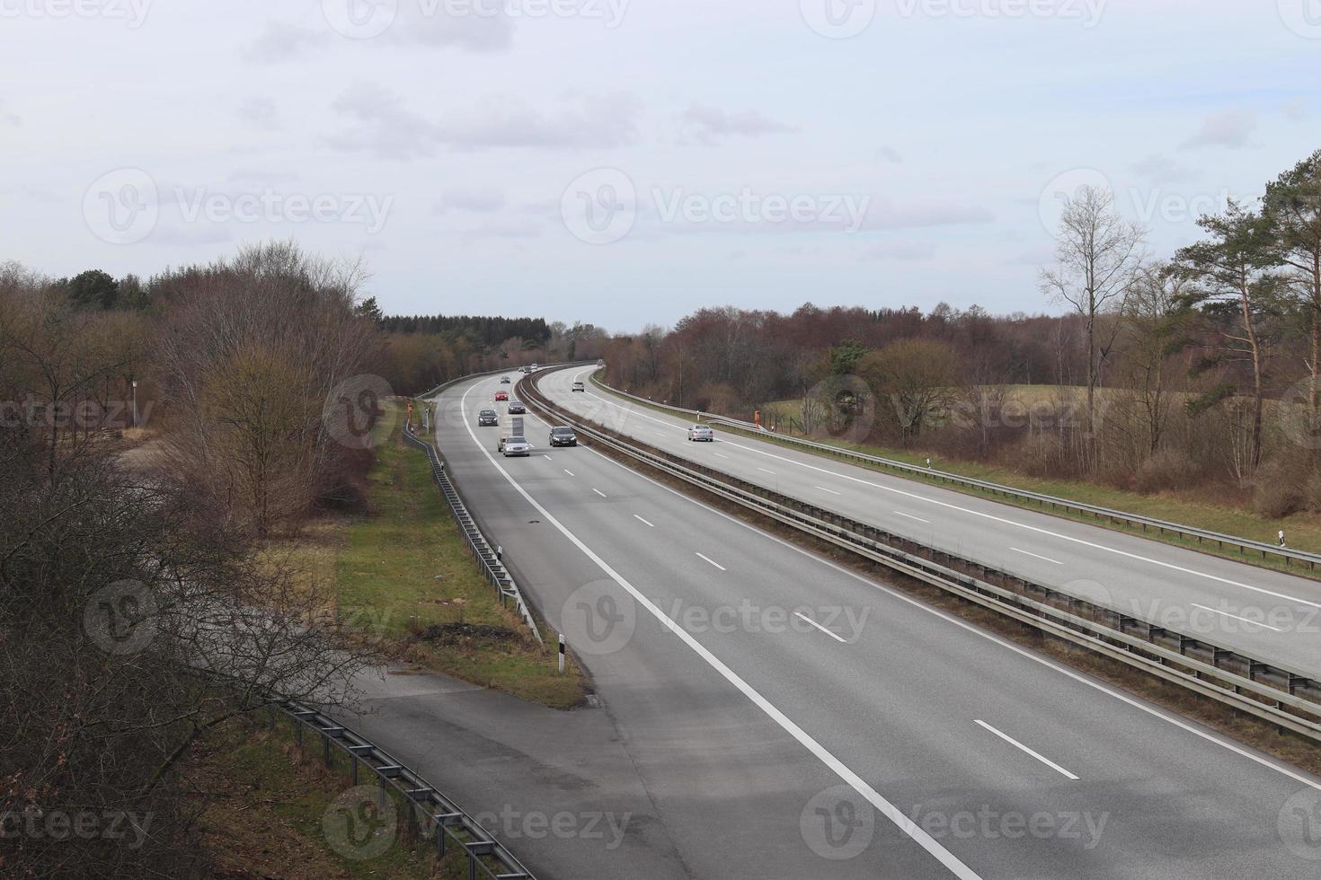 vista em perspectiva em uma estrada europeia em um dia ensolarado. foto