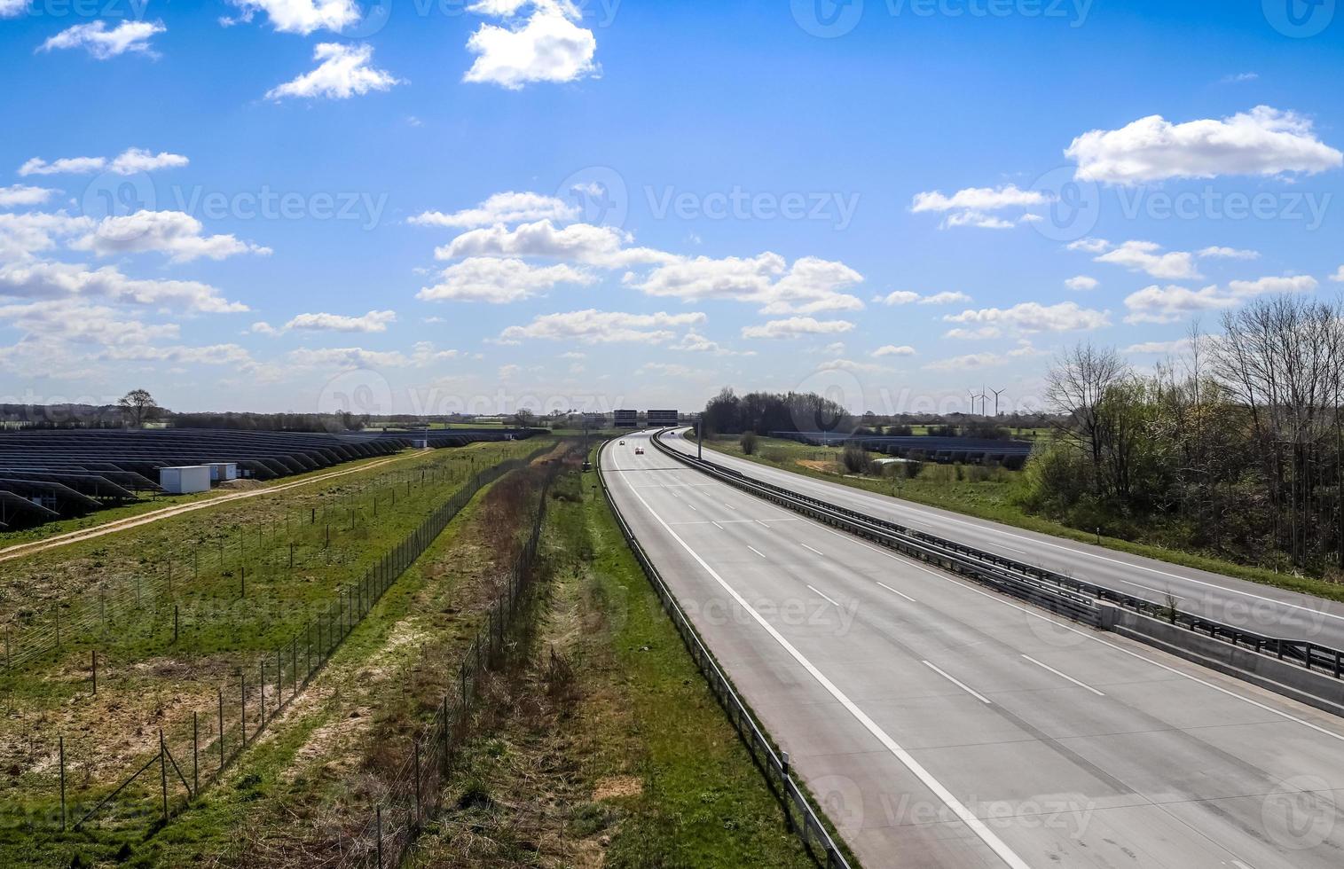 vista em perspectiva em uma estrada europeia em um dia ensolarado. foto