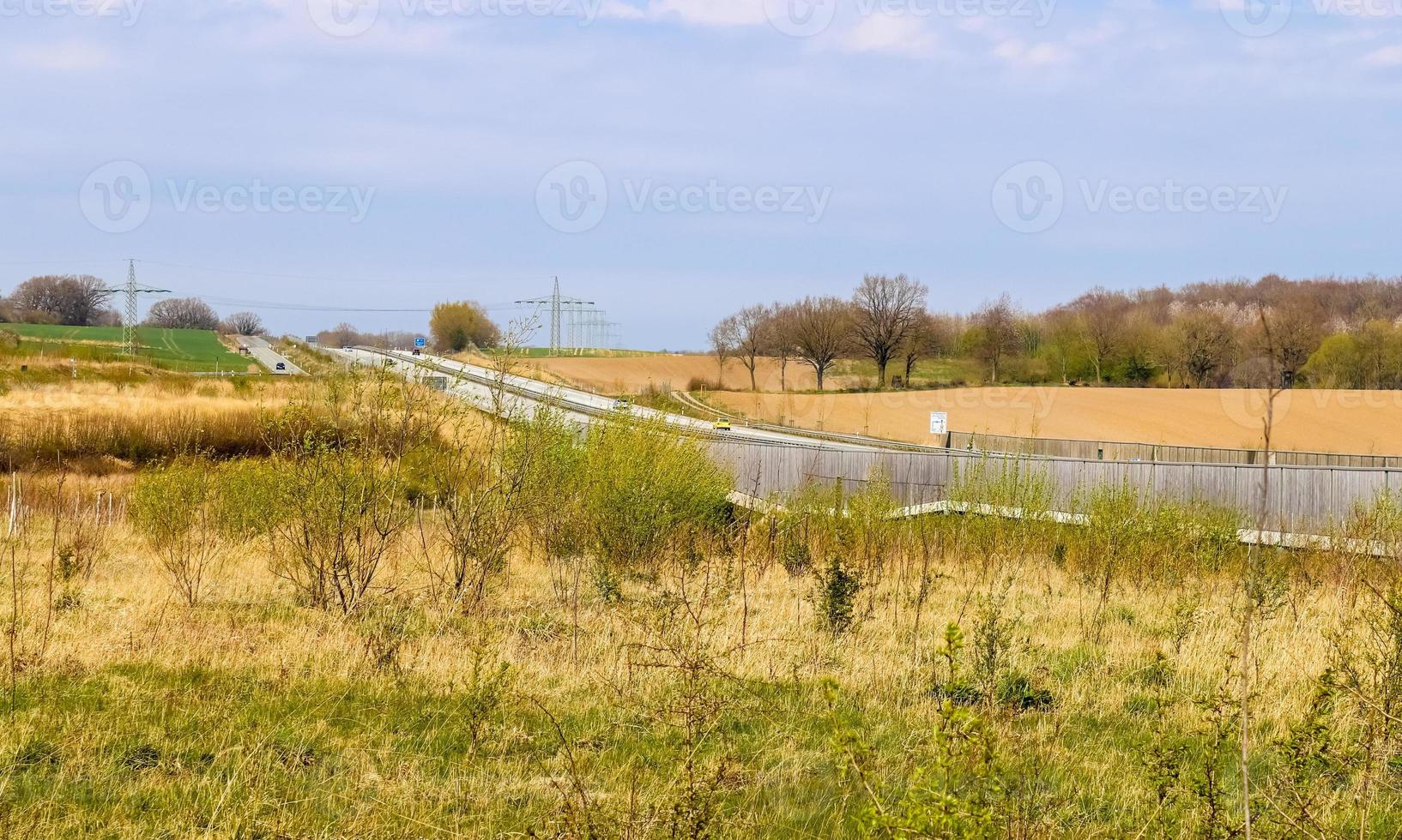 vista em perspectiva em uma estrada europeia em um dia ensolarado. foto