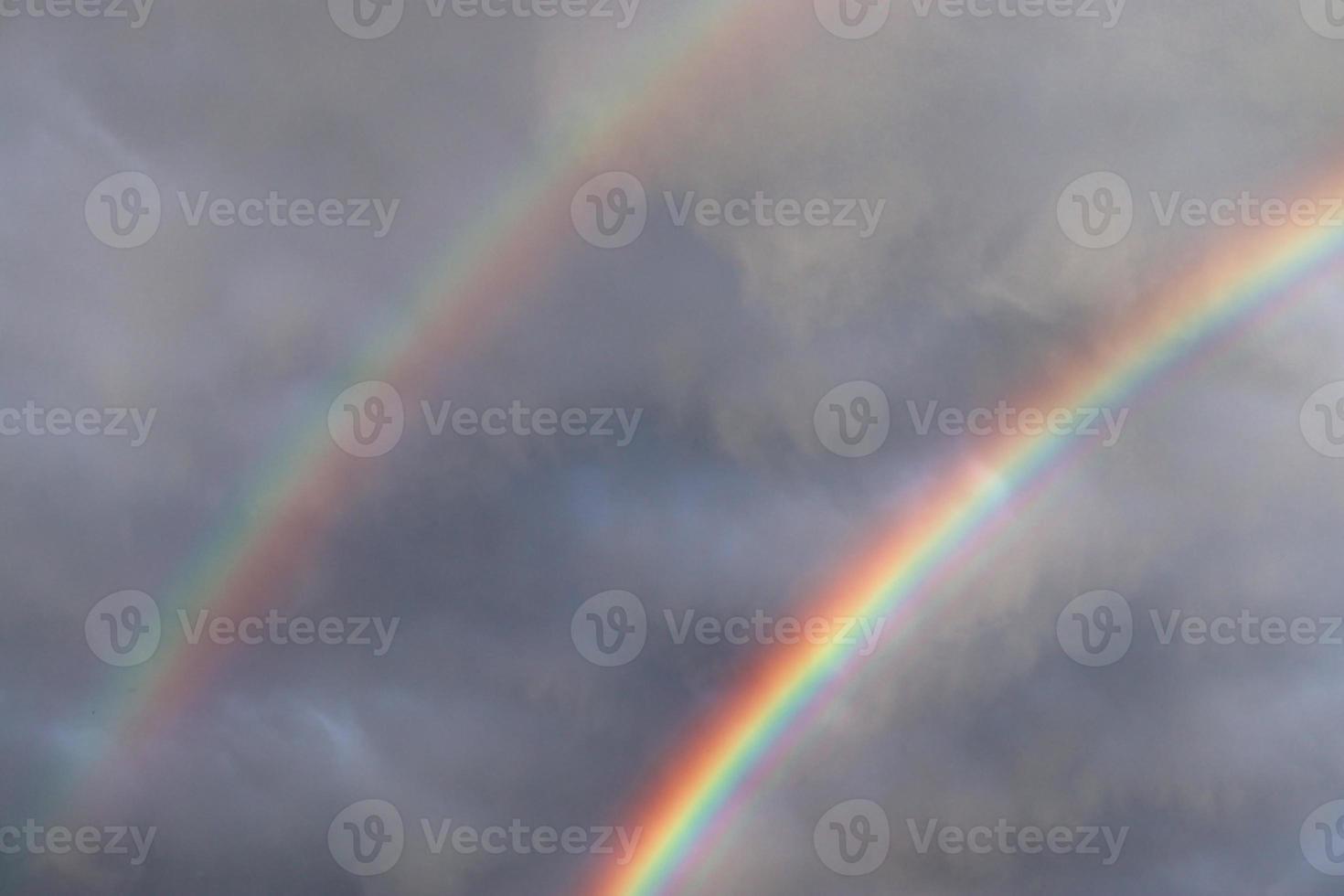 deslumbrantes arco-íris duplos naturais mais arcos supranumerários vistos em um lago no norte da Alemanha foto