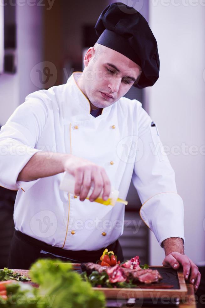 chef terminando o prato de carne de bife foto