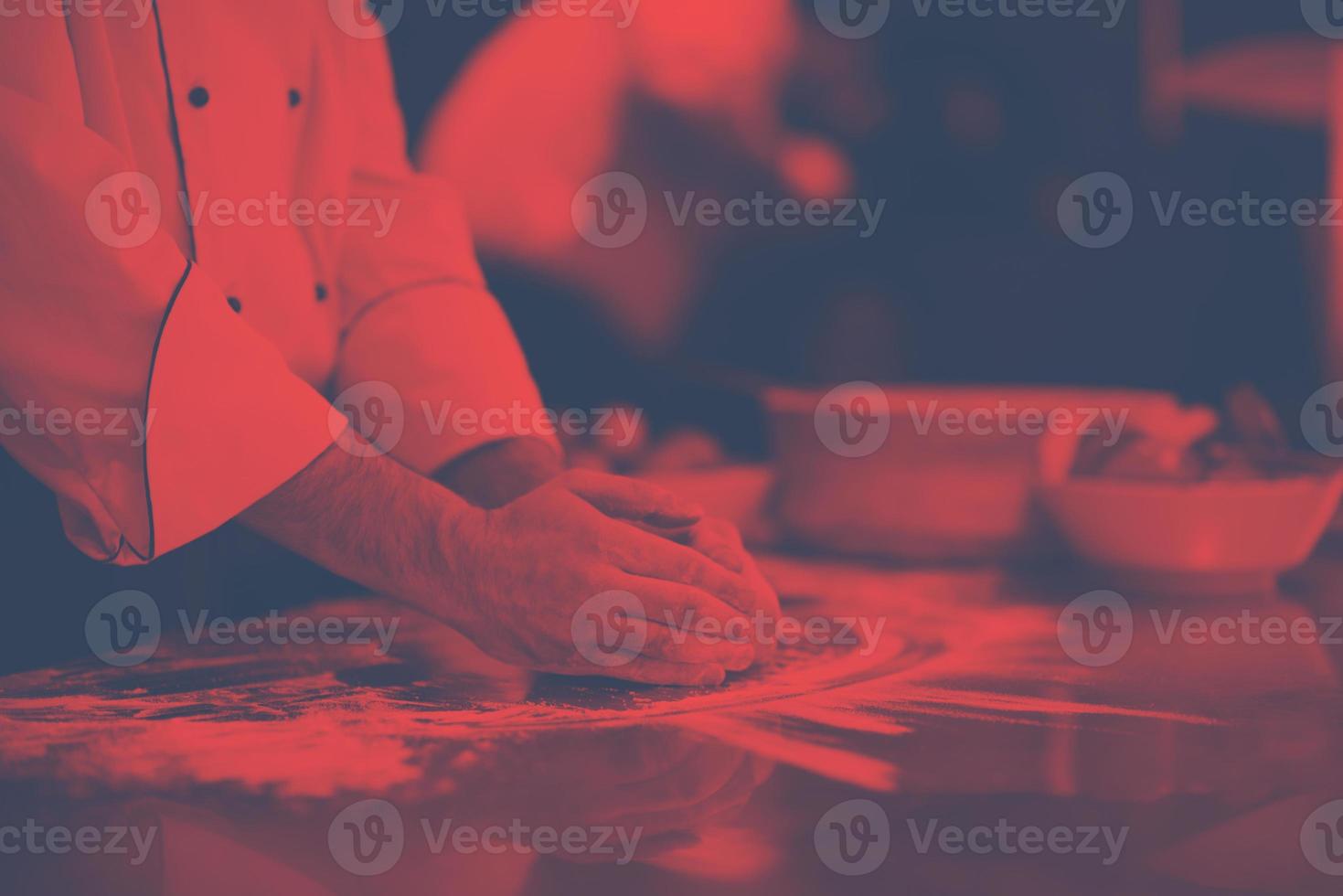 mãos de chef preparando massa para pizza foto