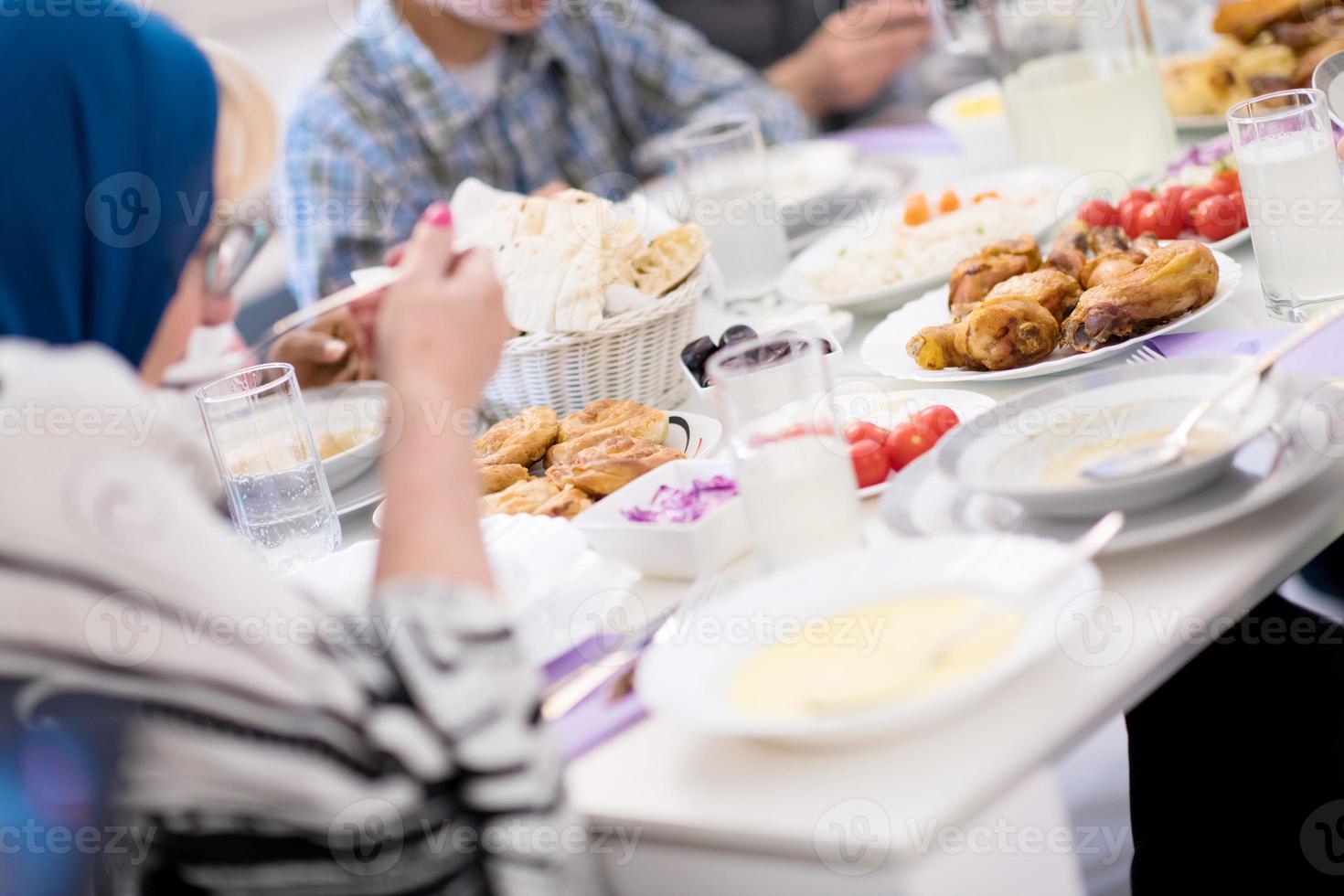 família muçulmana multiétnica moderna tendo uma festa do ramadã foto