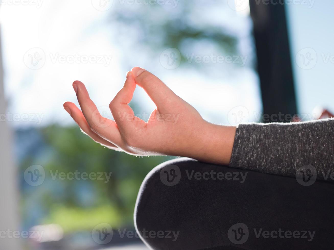 jovem fazendo exercícios de ioga matinais foto