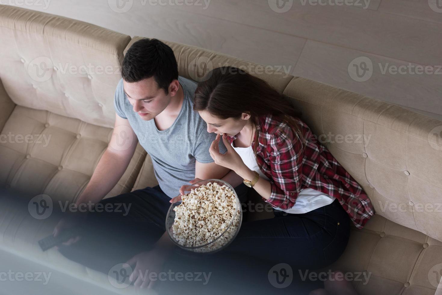 jovem casal bonito aproveitando o tempo livre foto