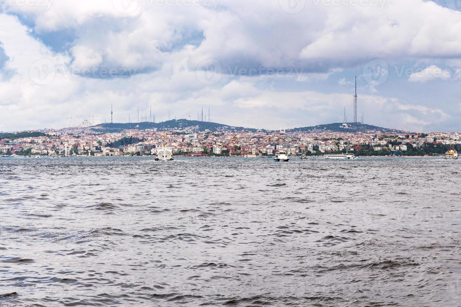 vista da cidade de istambul na praia da baía de chifre dourado foto