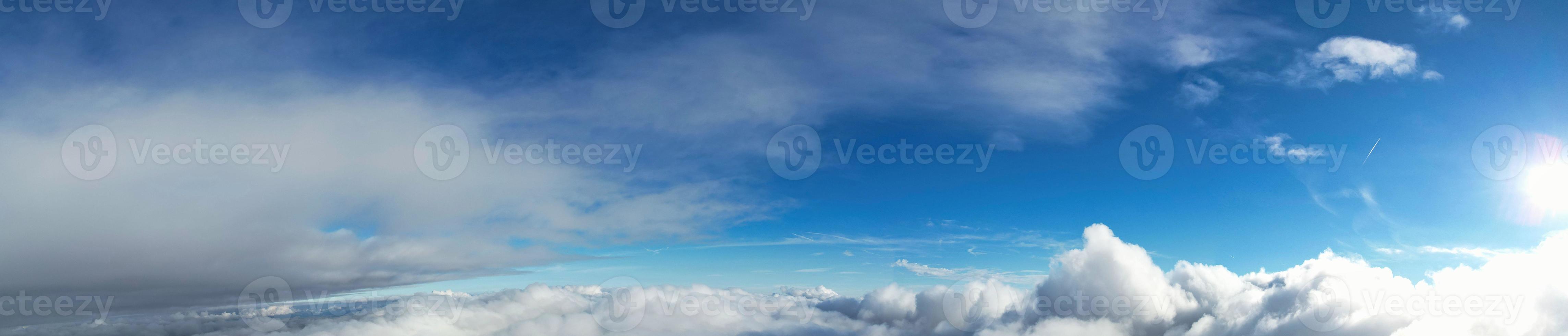 mais bela vista aérea de nuvens pela manhã foto